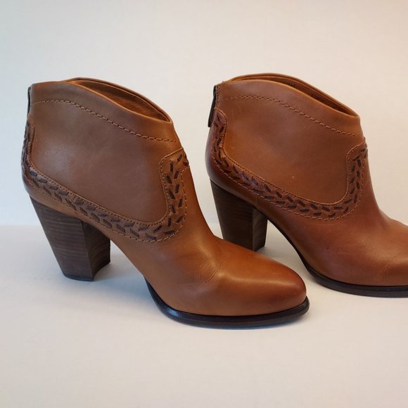 UGG Charlotte Ankle Boot Size 9.5 wool lined - Picture 1 of 8